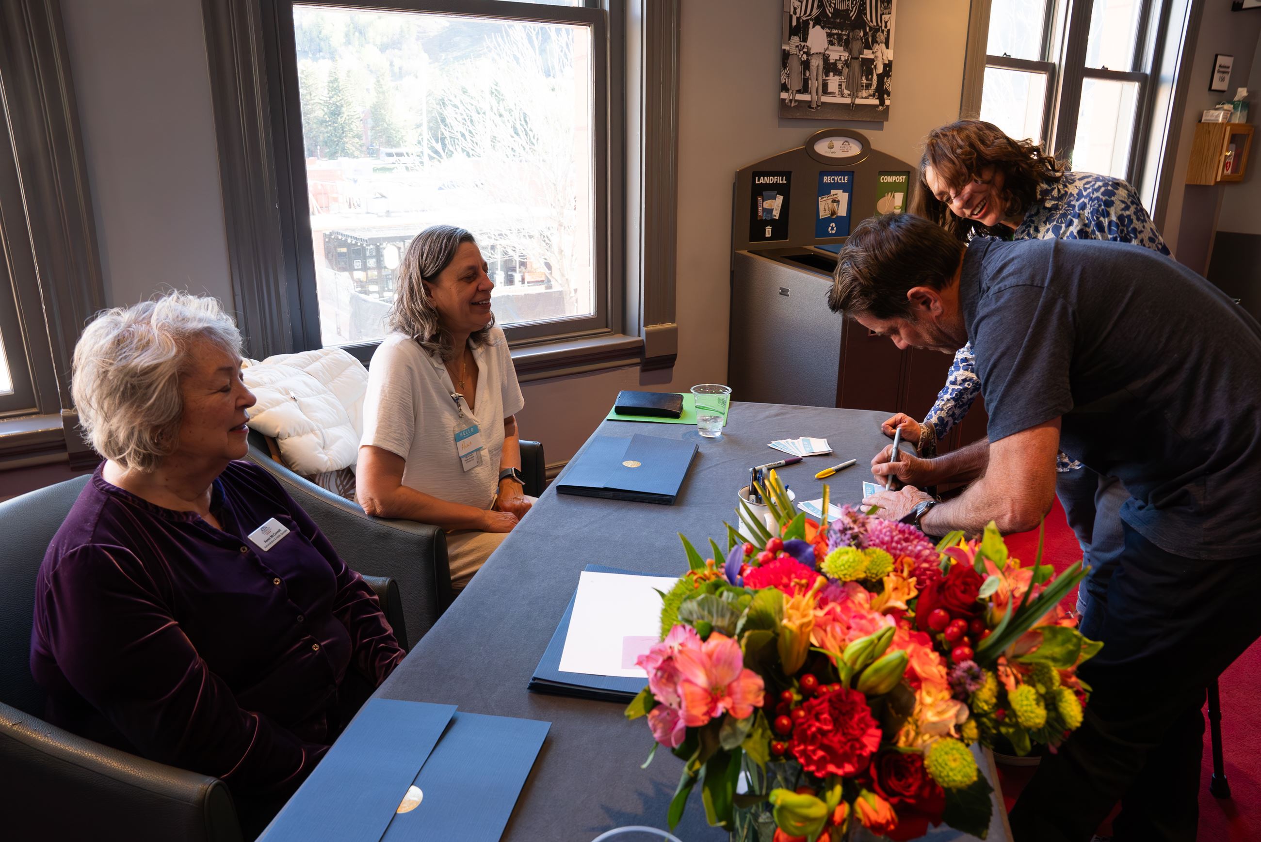 Mayor Torre signing Artist certificates